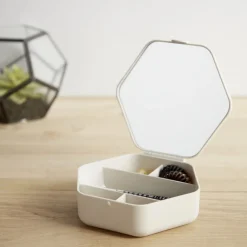 Boîte organisateur à cosmétique et bijoux avec miroir 15x14cm (2 modèles) < Gifi Hot