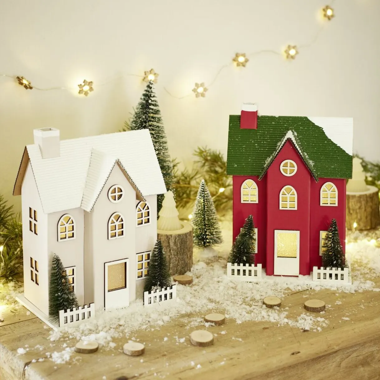 Chalet de Noël lumineux H20,5cm - 2 coloris rouge ou blanc < Gifi Discount