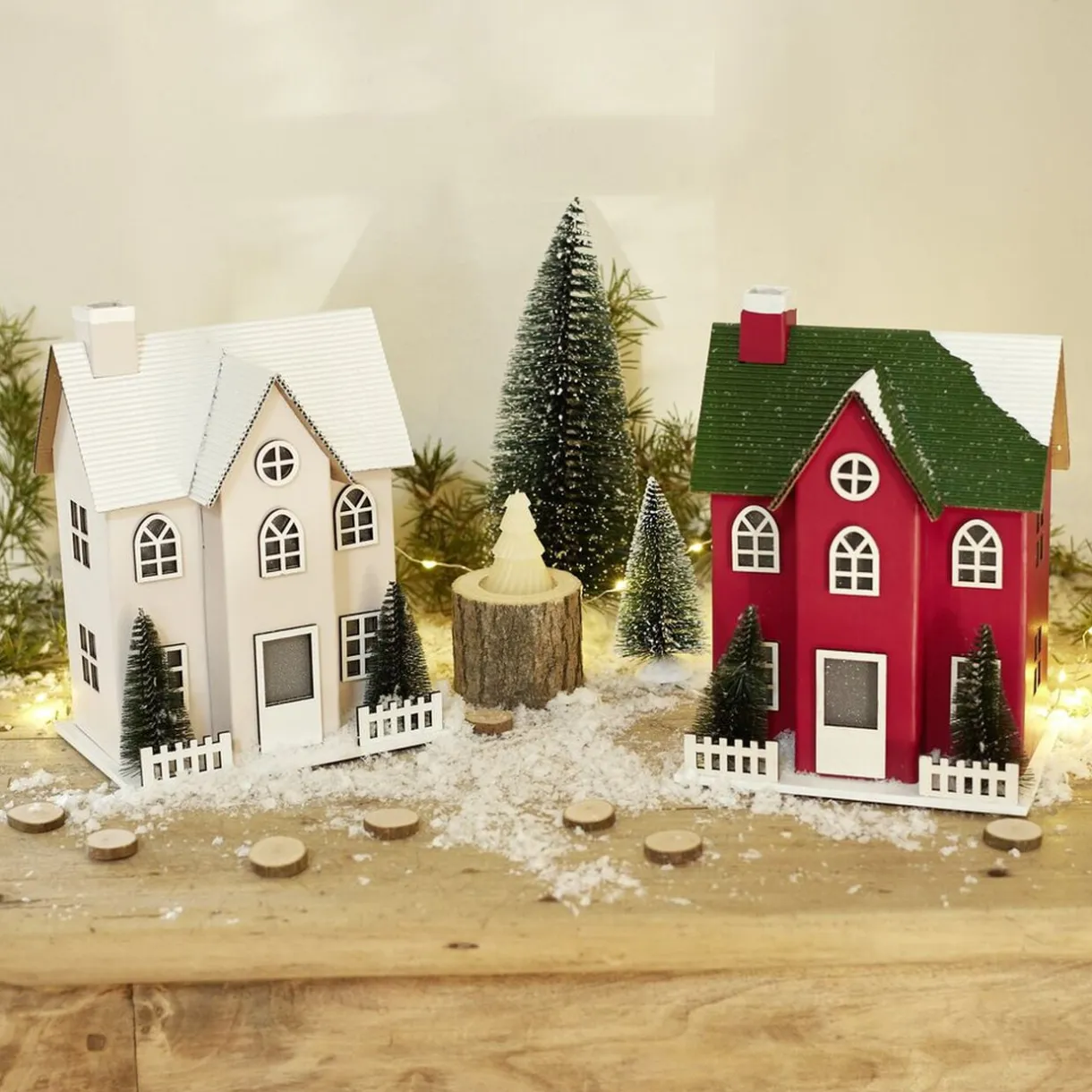 Chalet de Noël lumineux H20,5cm - 2 coloris rouge ou blanc < Gifi Discount