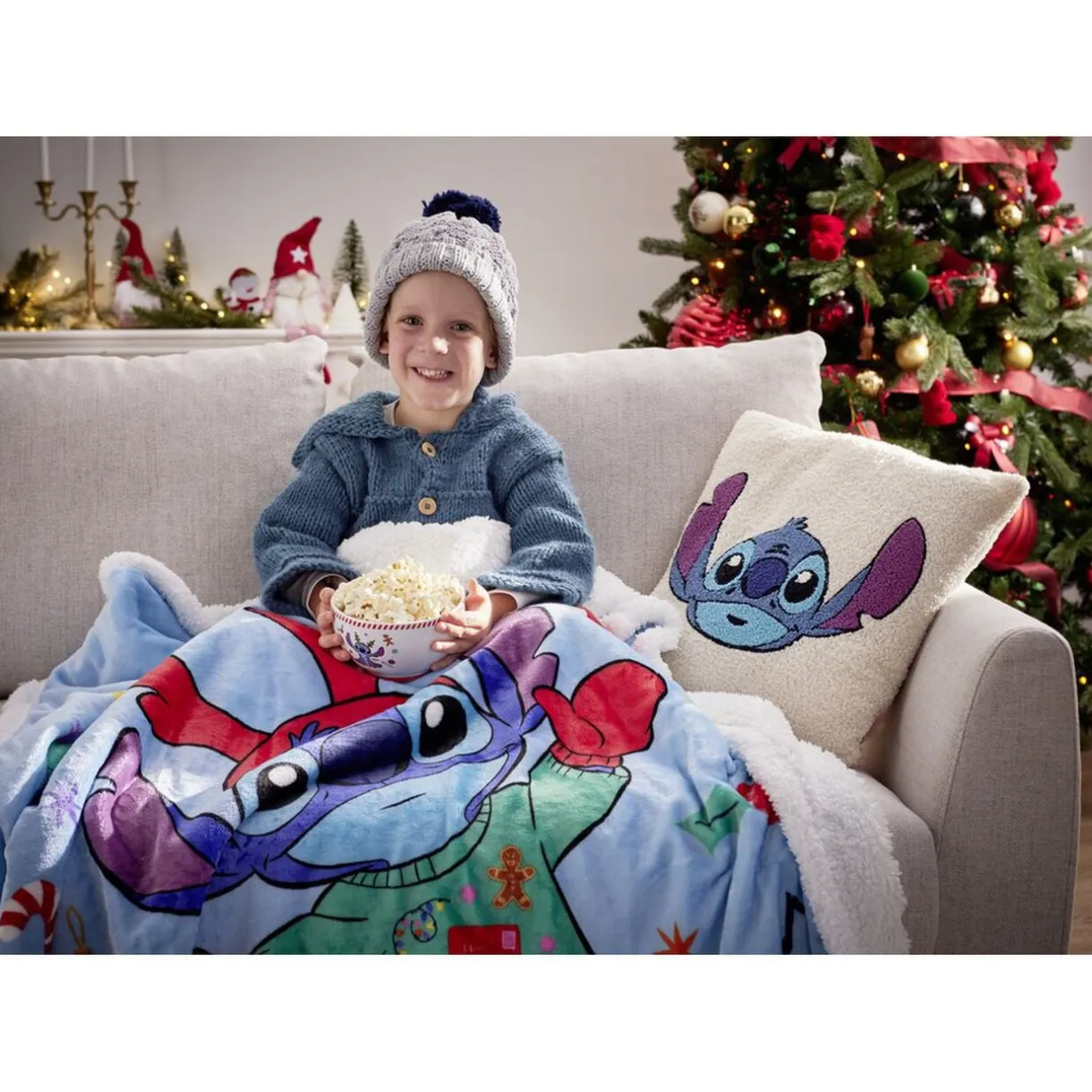 Coussin carré Disney bouclette motif personnage brodé 40x40cm (2 modèles) < Gifi Outlet