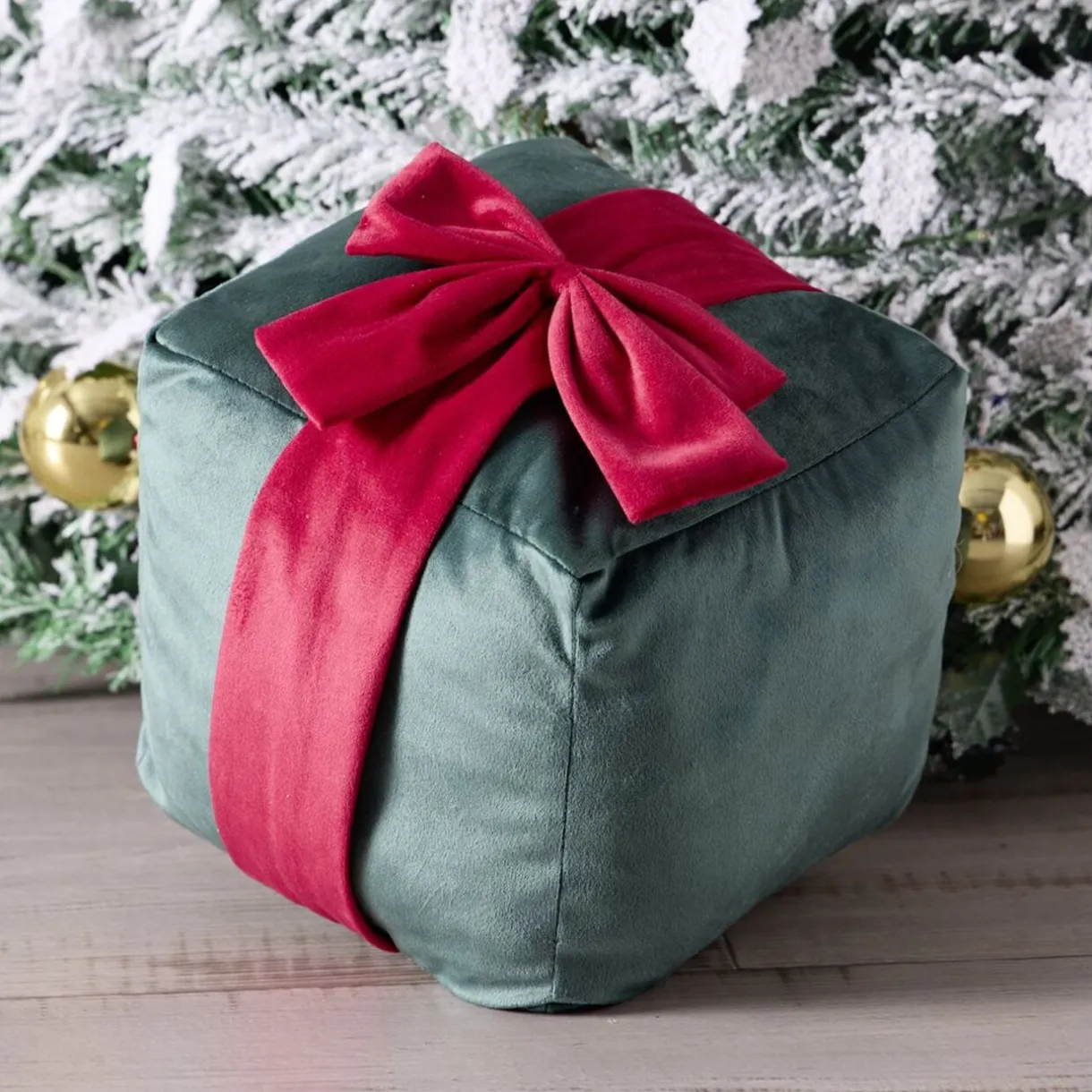 Coussin carré forme cadeau de Noël ruban polyester L20X20XH20 cm (2 modèles vert ou rose) < Gifi New