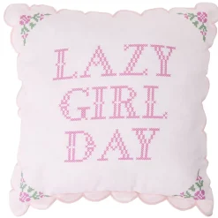 Coussin carré Girl façon point de croix contour ondulé 44x44cm (2 modèles)