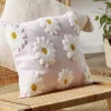 Coussin carré rose avec marguerites relief bouclette 40x40cm < Gifi