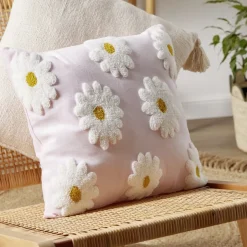 Coussin carré rose avec marguerites relief bouclette 40x40cm < Gifi
