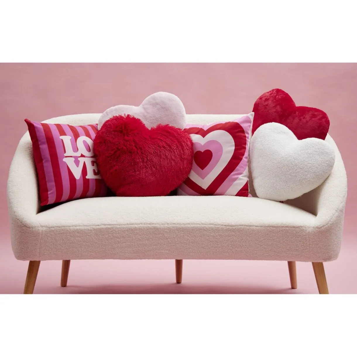Coussin carré thème amour rouge et rose 40x40cm (3 modèles) < Gifi Hot