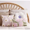Coussin déco rectangulaire blanc motif floral rose et vert 30x50cm
