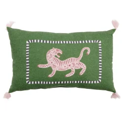 Coussin rectangulaire motif tigre vert foncé avec pompons roses 30x50cm