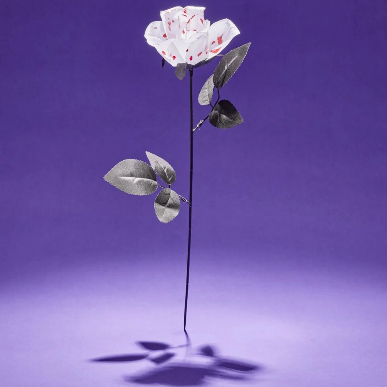 Décoration Halloween rose artificielle sanglante