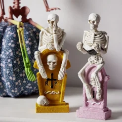Décoration à poser Halloween squelette sur tombe H21,5cm (2 modèles)