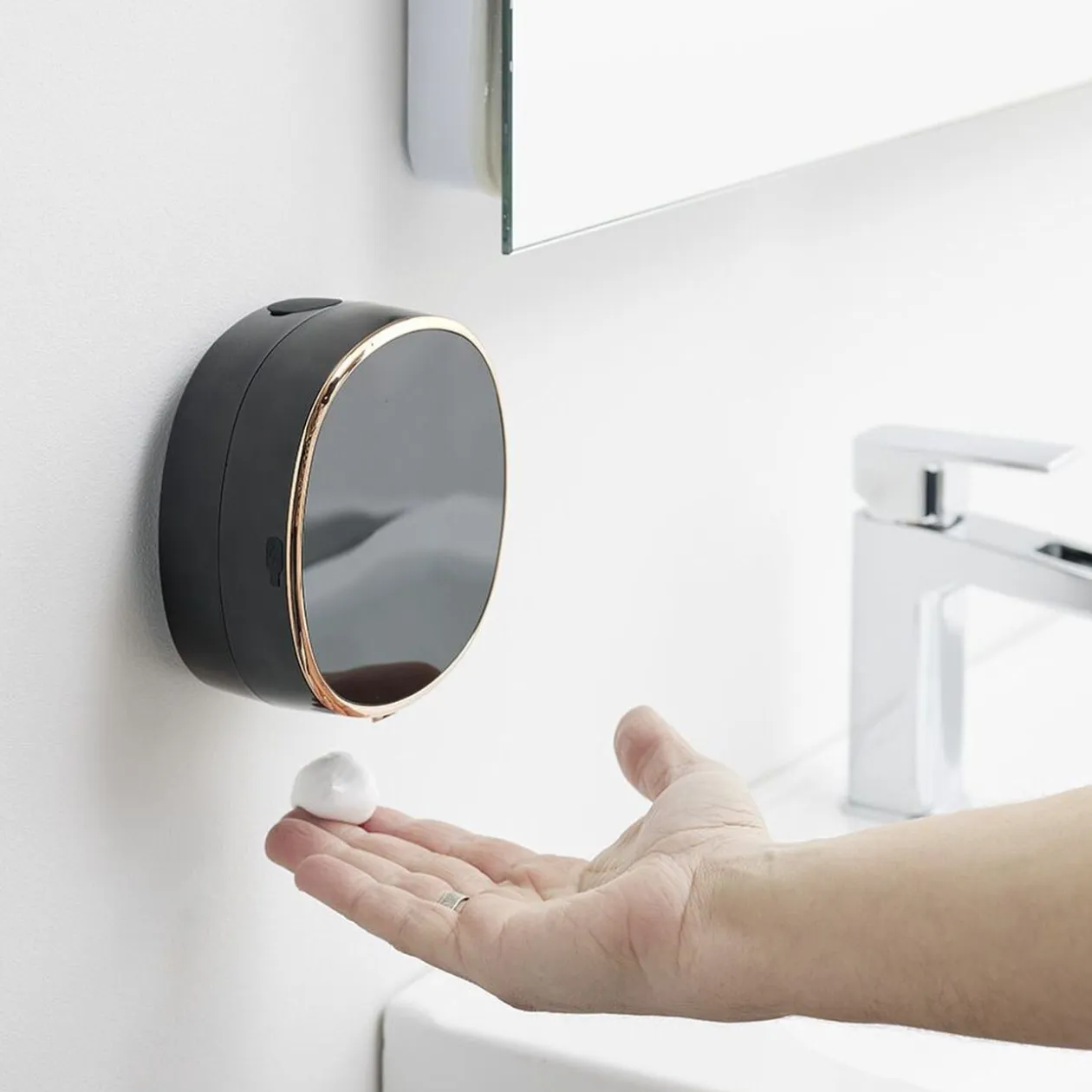 Distributeur automatique de savon mural Ø13cm