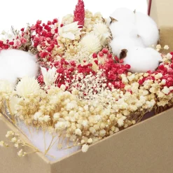 Fleur séchées dans boîte cadeau carrée