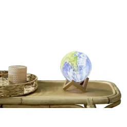Lampe mappemonde socle bois et télécommande Ø15cm < Gifi New