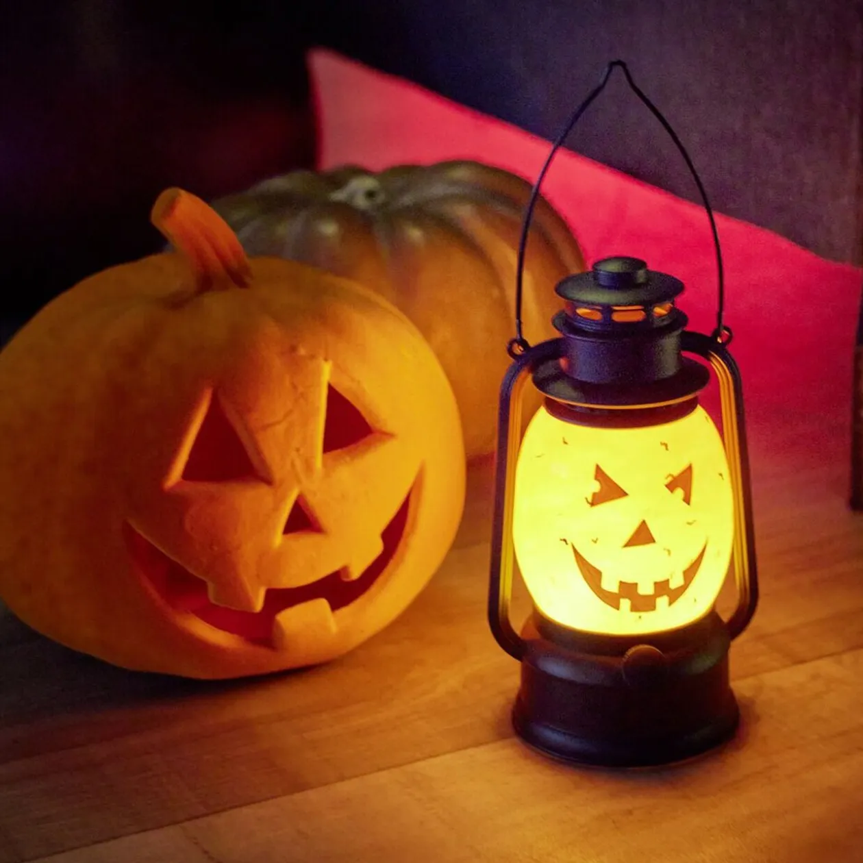 Lanterne LED Halloween tête citrouille orange et noire Ø12xH20,5cm