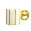 Mug anse bretzel dolomite blanc et marron Ø8xH7cm < Gifi