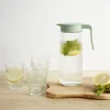Pichet en verre et plastique vert avec 4 verres