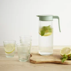 Pichet en verre et plastique vert avec 4 verres