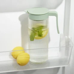 Pichet en verre et plastique vert avec 4 verres