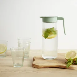Pichet en verre et plastique vert avec 4 verres