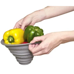 Planche à découper avec passoire rétractable silicone 56x29,5cm < Gifi