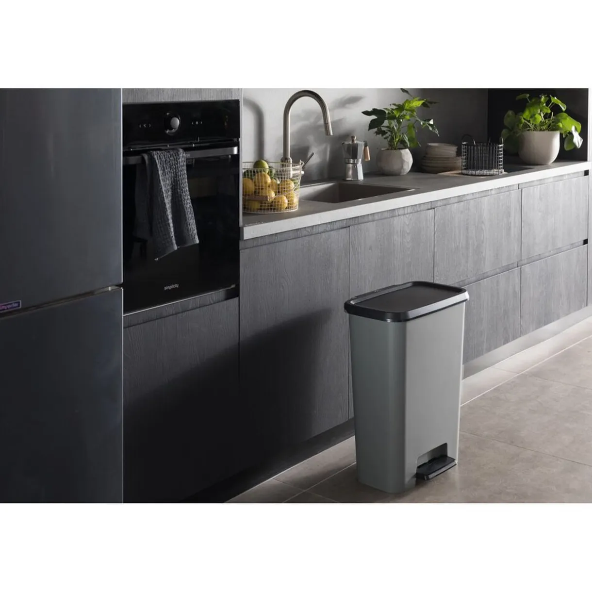 Poubelle de tri 2 compartiments 2x23L à pédale et rabat 48x29xH63cm grise et noire < Gifi Discount