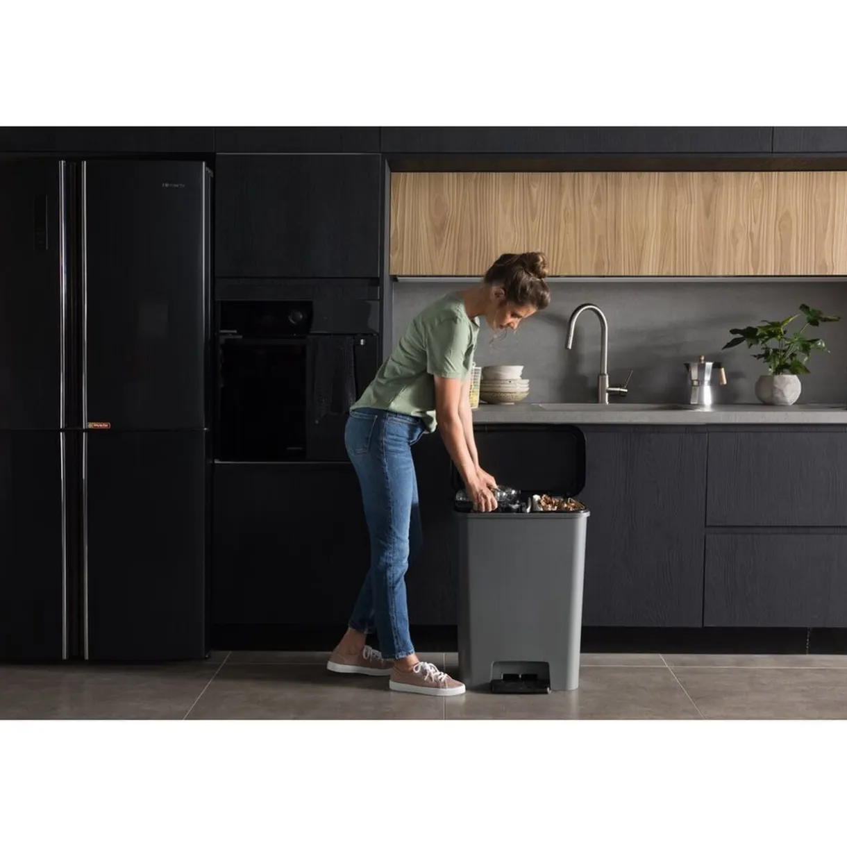 Poubelle de tri 2 compartiments 2x23L à pédale et rabat 48x29xH63cm grise et noire < Gifi Discount
