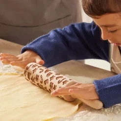 Rouleau à pâtisserie en bois gravé décor Noël Ø5x35cm < Gifi New