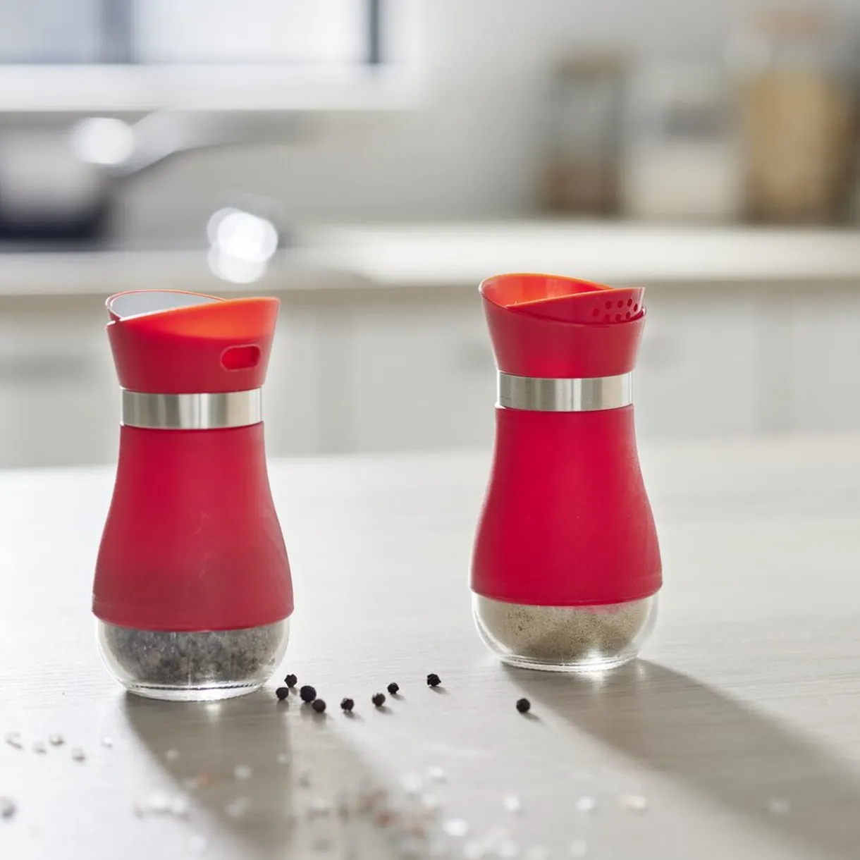 Salière et poivrière 130ml verre et plastique rouge < Gifi Clearance
