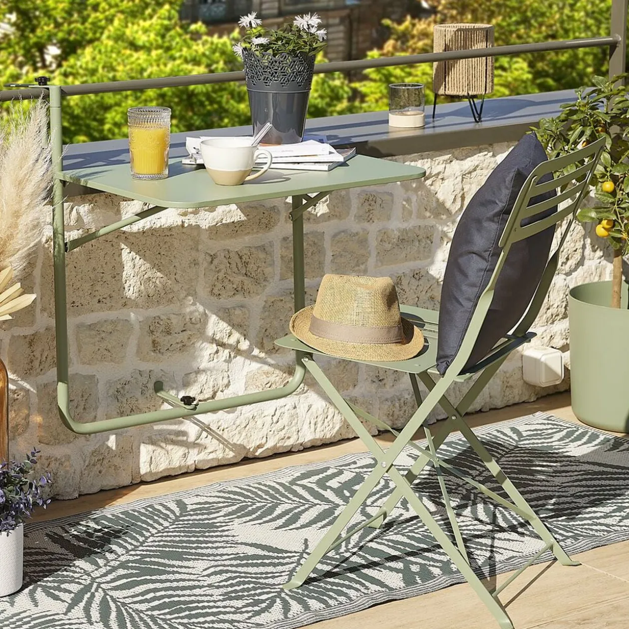 Table d'appoint pour balcon Oslow pliante acier vert sauge 60x40xH68cm
