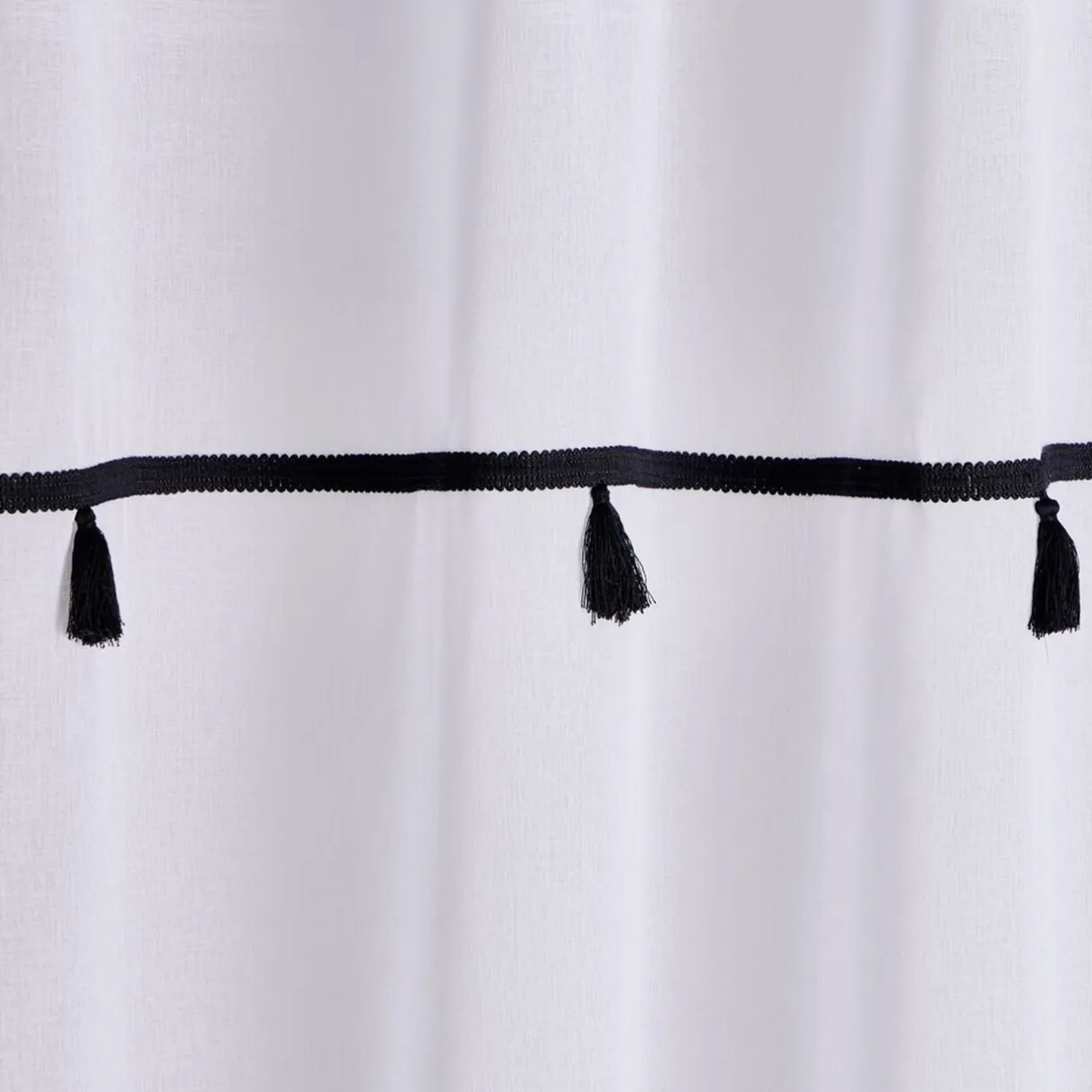 Voilage 140x240cm polyester blanc à pompons noirs < Gifi Discount